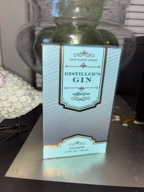 Bath & Body Works Distiller's Gin Cologne - Light Blue & Gold Accents